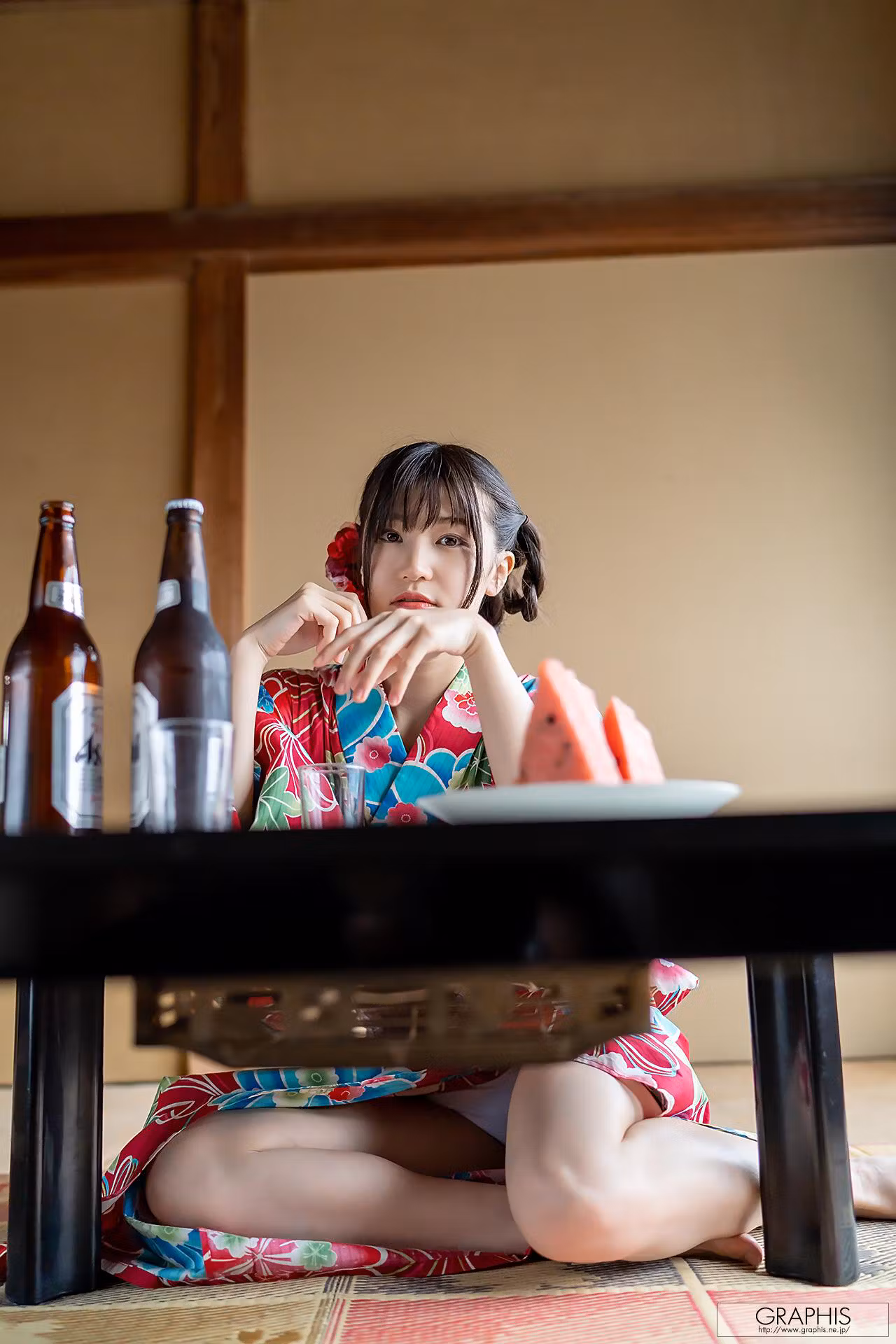高桥圣子身穿淡紫色背心在室内榻榻米拉低上衣展现巨乳姿势